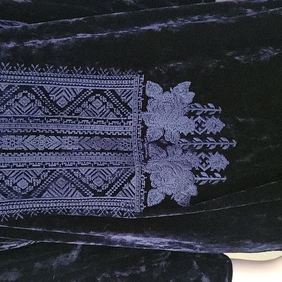 Andree BY UNIT Navy Blue Embroidered V-Neck Velvet Festival Blouse - Picture 4 of 10